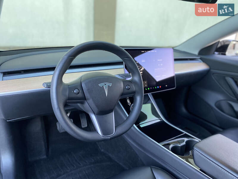 Седан Tesla Model 3 2019 в Киеве
