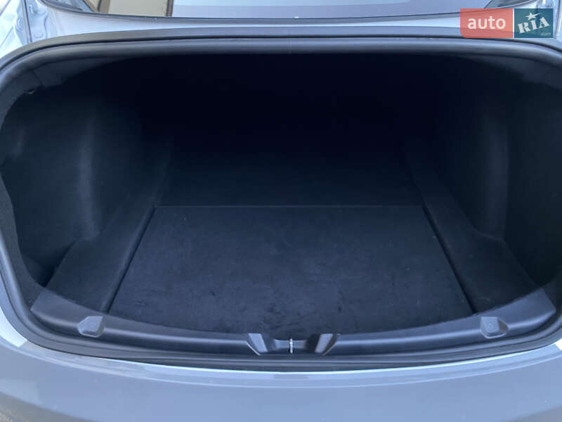 Седан Tesla Model 3 2019 в Киеве