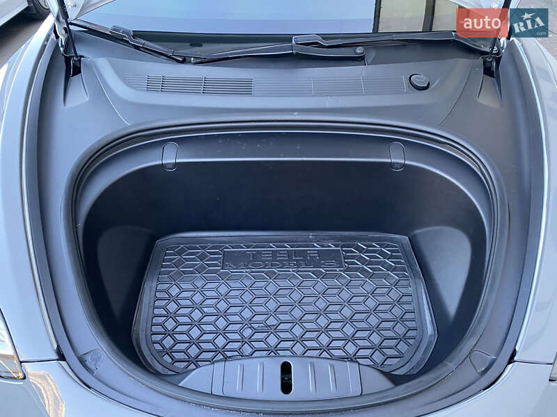 Седан Tesla Model 3 2019 в Киеве