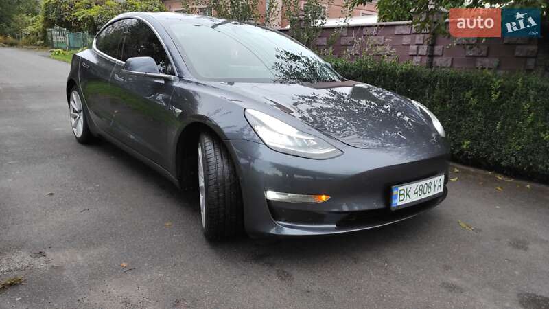Седан Tesla Model 3 2018 в Ровно