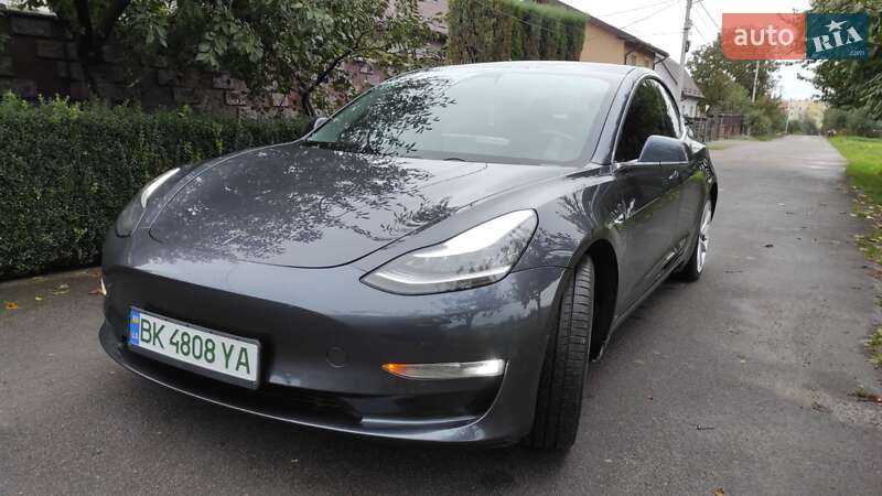 Седан Tesla Model 3 2018 в Ровно