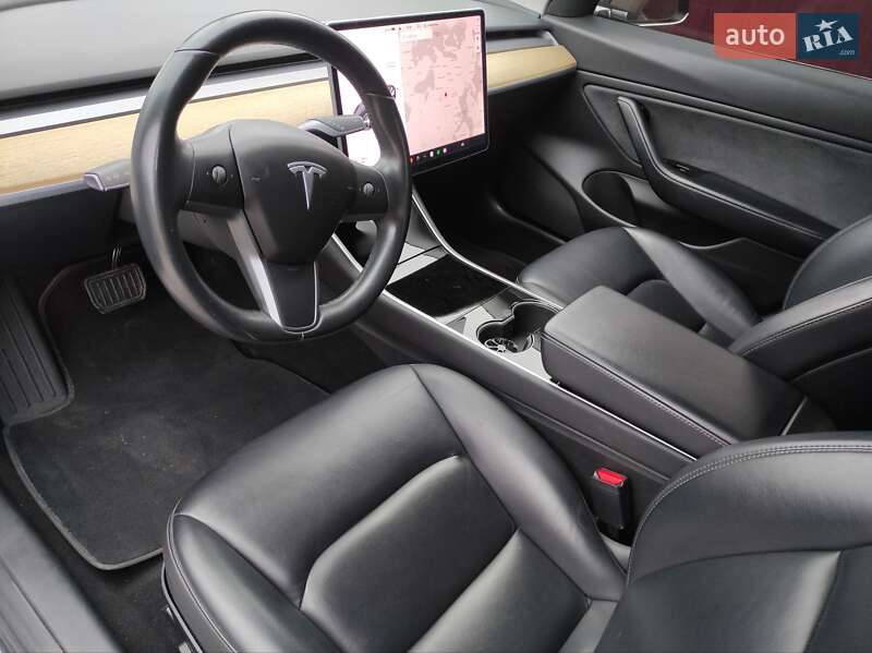 Седан Tesla Model 3 2018 в Ровно