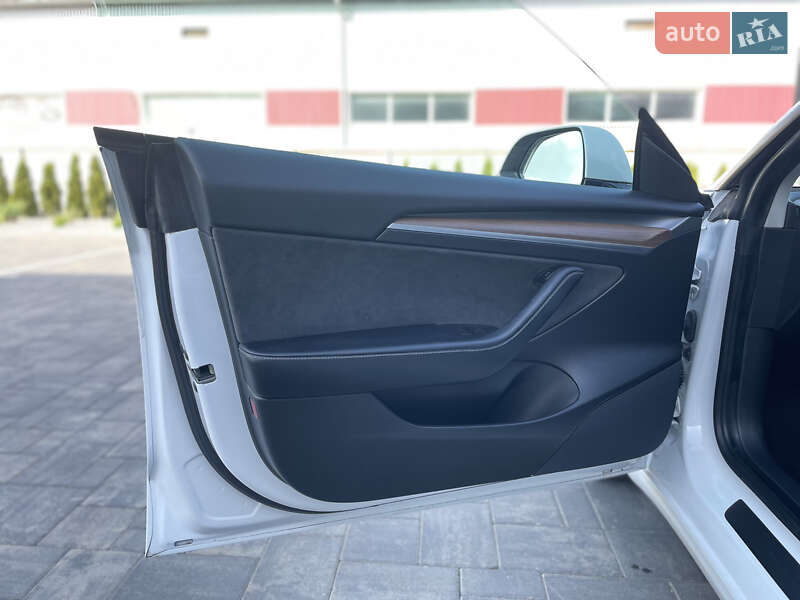 Седан Tesla Model 3 2021 в Луцке