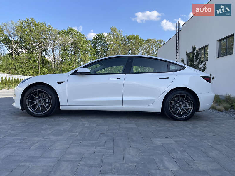 Седан Tesla Model 3 2021 в Луцке