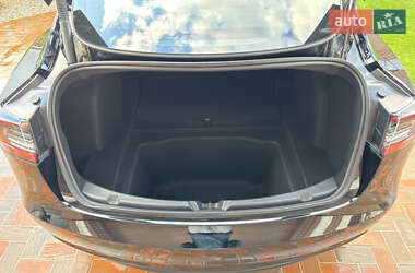 Седан Tesla Model 3 2022 в 