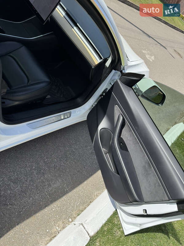 Седан Tesla Model 3 2020 в Ровно