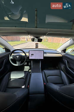 Седан Tesla Model 3 2020 в 