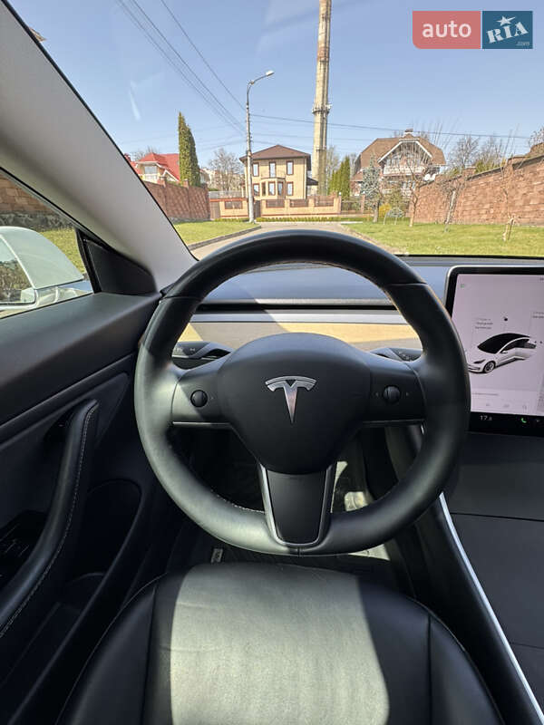 Седан Tesla Model 3 2020 в Ровно