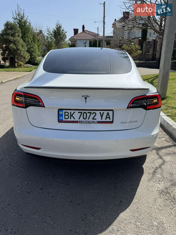 Седан Tesla Model 3 2020 в Ровно