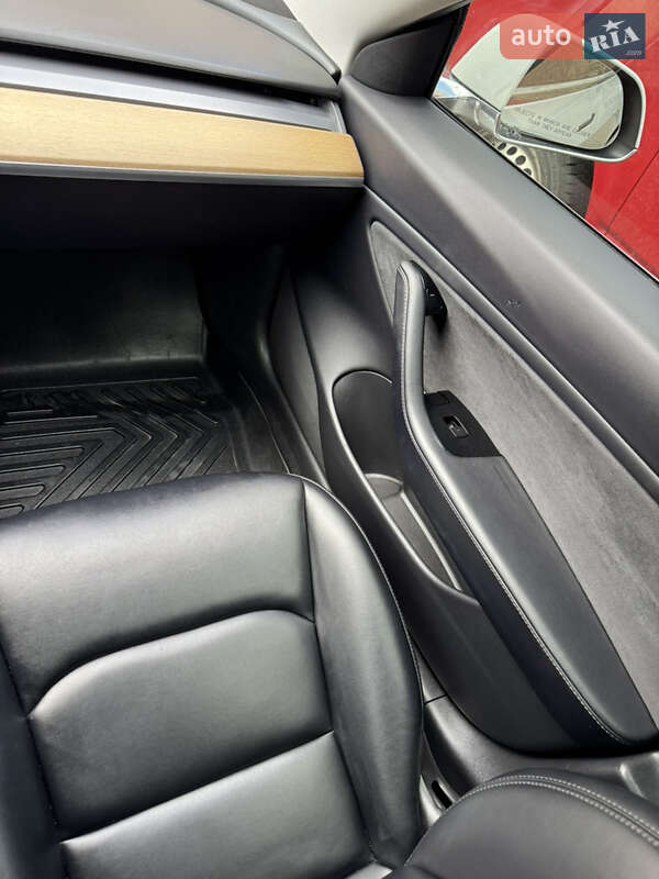 Седан Tesla Model 3 2020 в Ровно