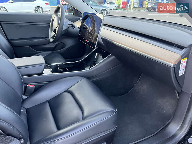 Седан Tesla Model 3 2019 в Мукачево