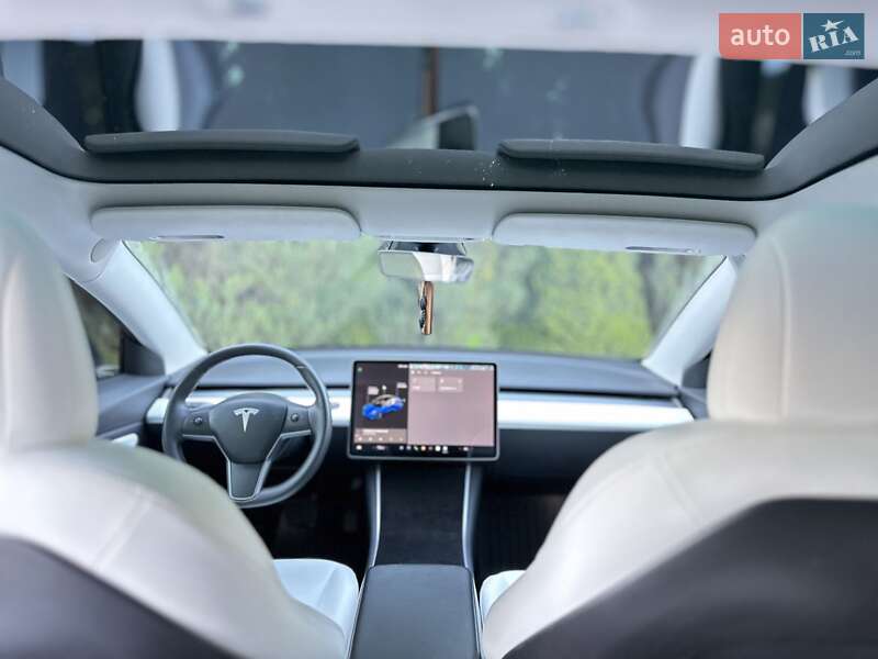 Седан Tesla Model 3 2019 в Самборі
