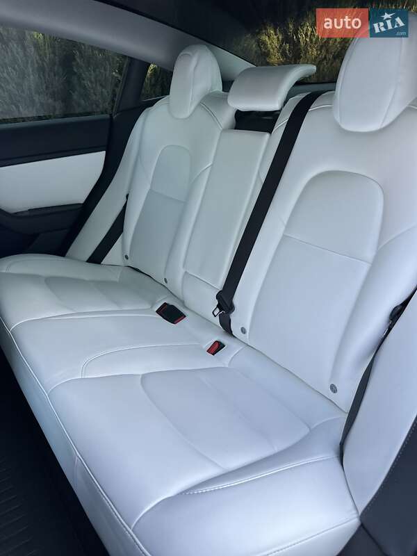Седан Tesla Model 3 2019 в Самборі