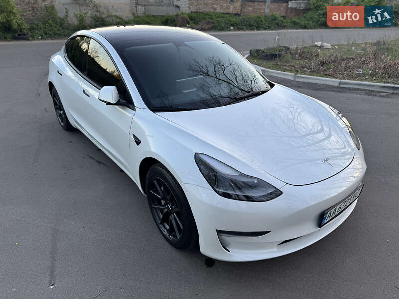 Седан Tesla Model 3 2022 в 