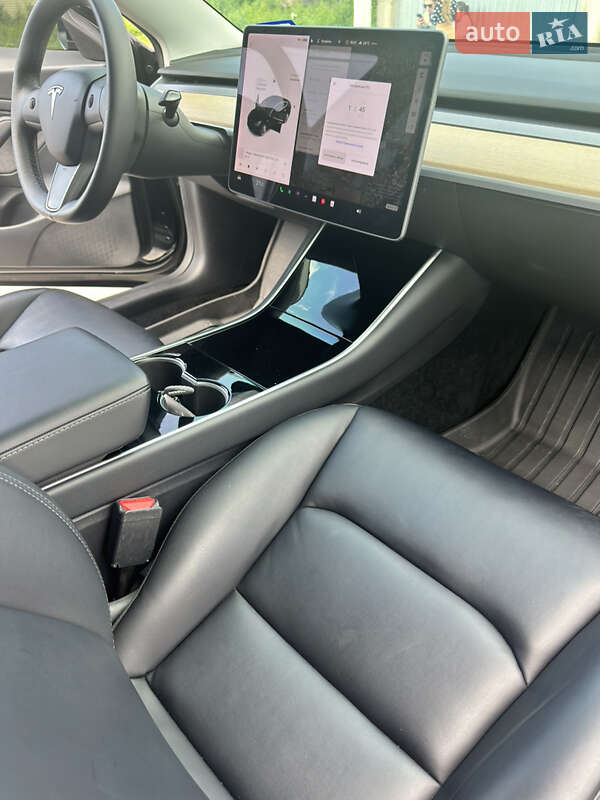 Седан Tesla Model 3 2020 в Ужгороде