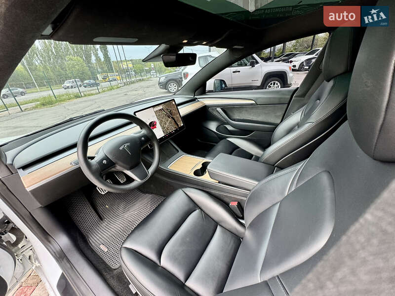 Седан Tesla Model 3 2021 в Виннице