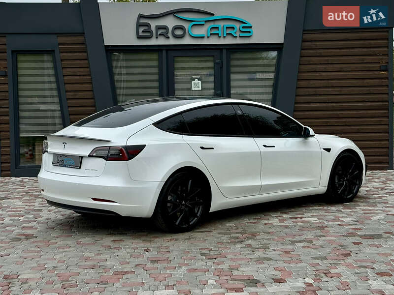 Седан Tesla Model 3 2021 в Виннице