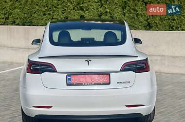 Седан Tesla Model 3 2022 в 