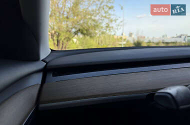 Седан Tesla Model 3 2021 в 