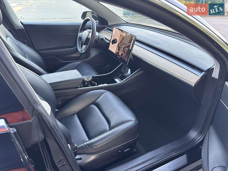Седан Tesla Model 3 2020 в Ужгороді