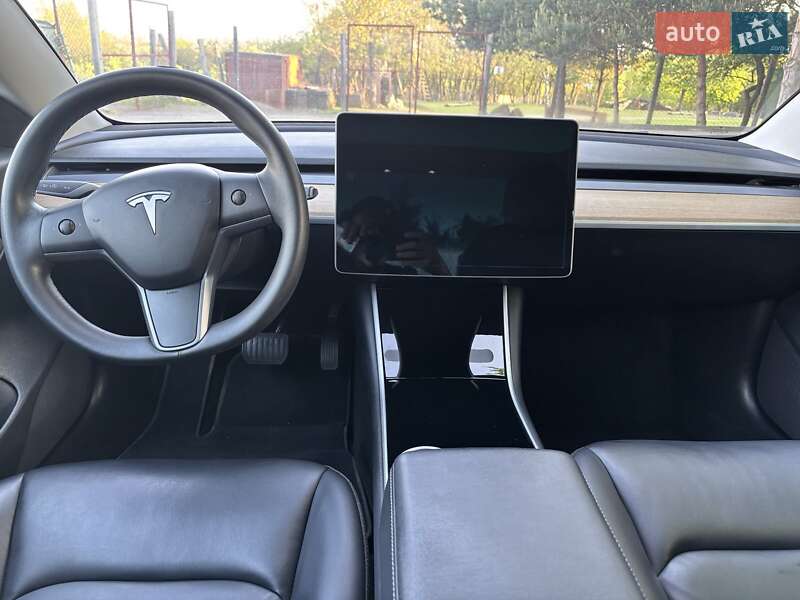 Седан Tesla Model 3 2020 в Ужгороді