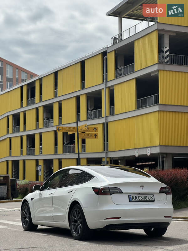 Седан Tesla Model 3 2021 в Киеве