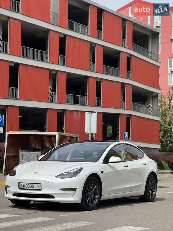 Седан Tesla Model 3 2021 в Киеве