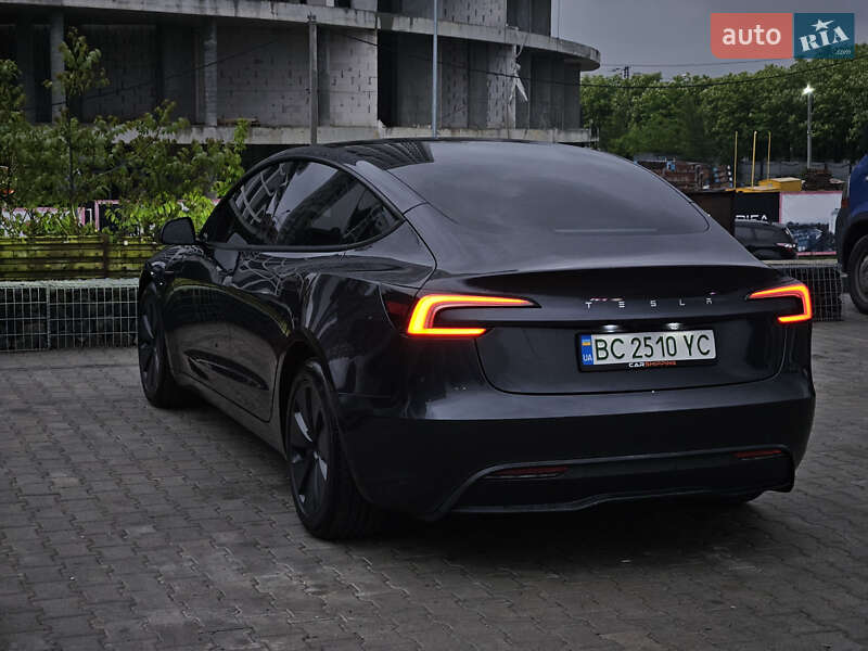 Седан Tesla Model 3 2024 в 