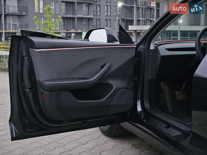 Седан Tesla Model 3 2024 в Львове