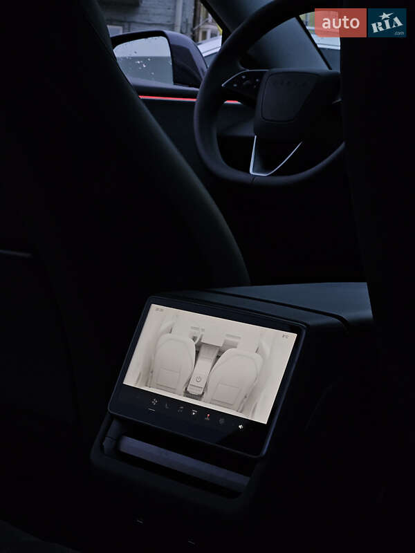 Седан Tesla Model 3 2024 в Львове