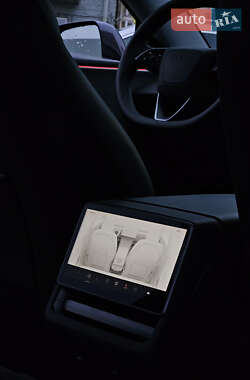 Седан Tesla Model 3 2024 в 