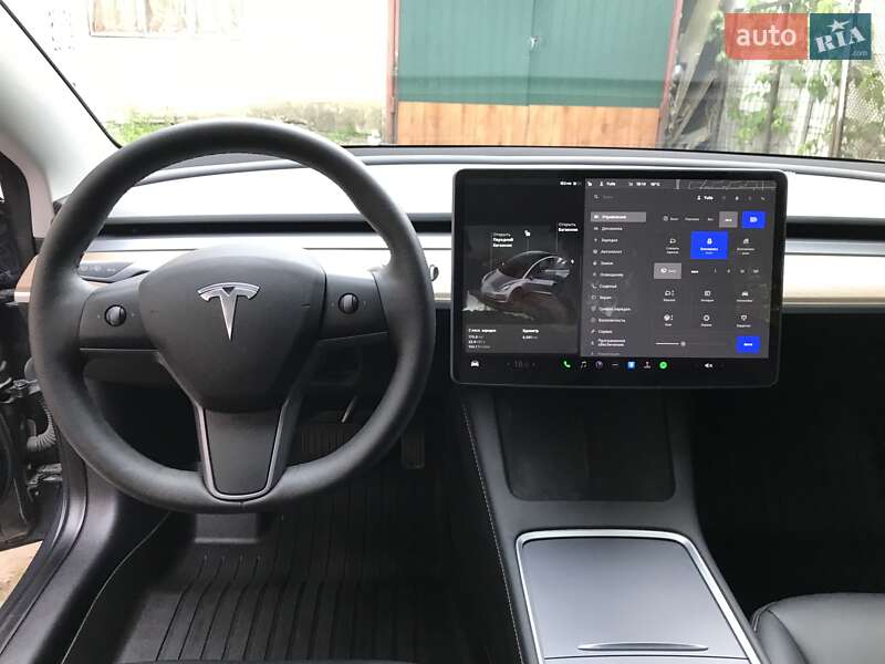 Седан Tesla Model 3 2023 в Рівному