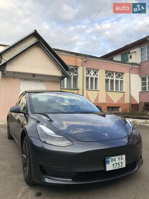 Седан Tesla Model 3 2023 в Рівному
