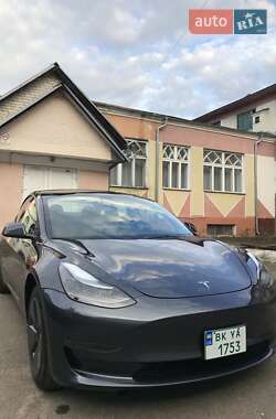 Седан Tesla Model 3 2023 в 