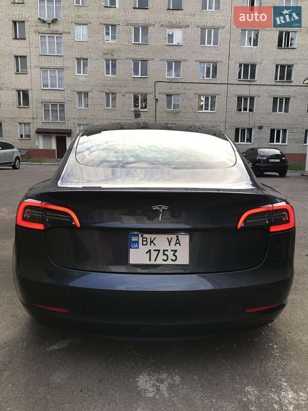 Седан Tesla Model 3 2023 в Рівному