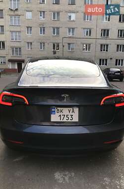 Седан Tesla Model 3 2023 в 