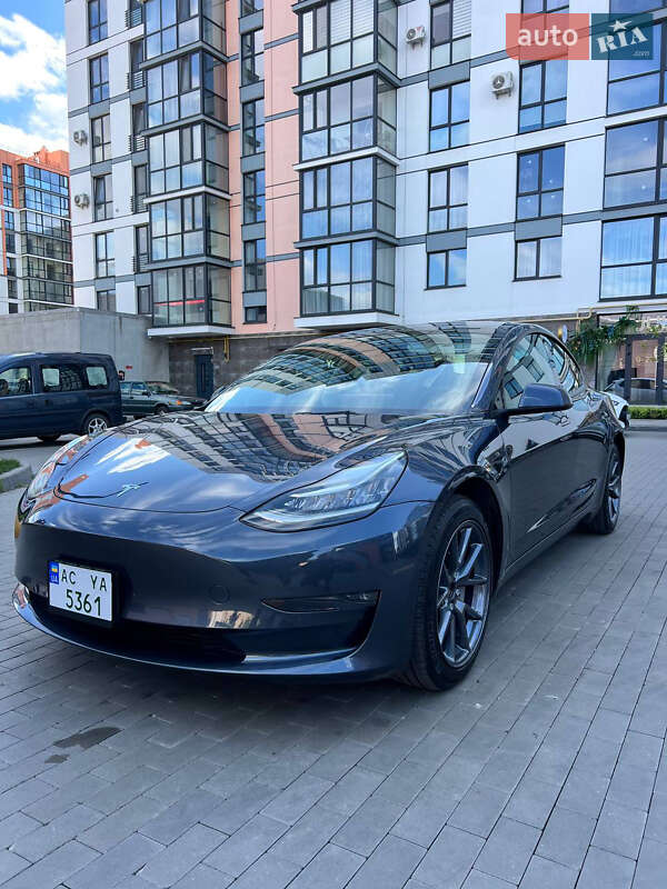 Седан Tesla Model 3 2022 в 