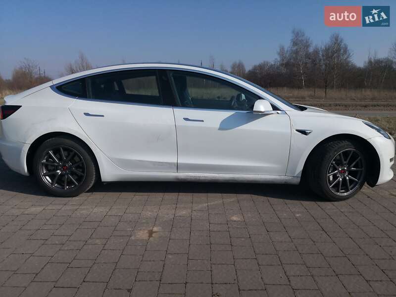 Седан Tesla Model 3 2019 в Львове