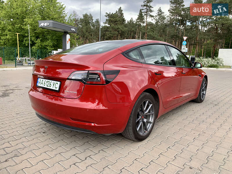Седан Tesla Model 3 2022 в 
