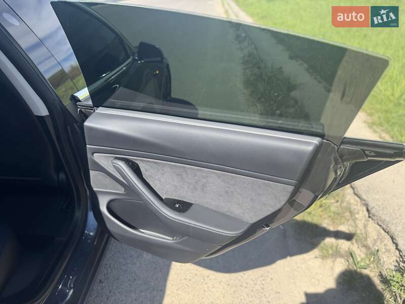 Седан Tesla Model 3 2020 в Львове