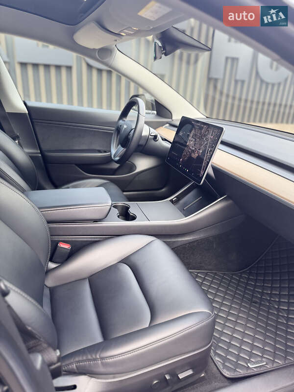 Седан Tesla Model 3 2019 в Виннице