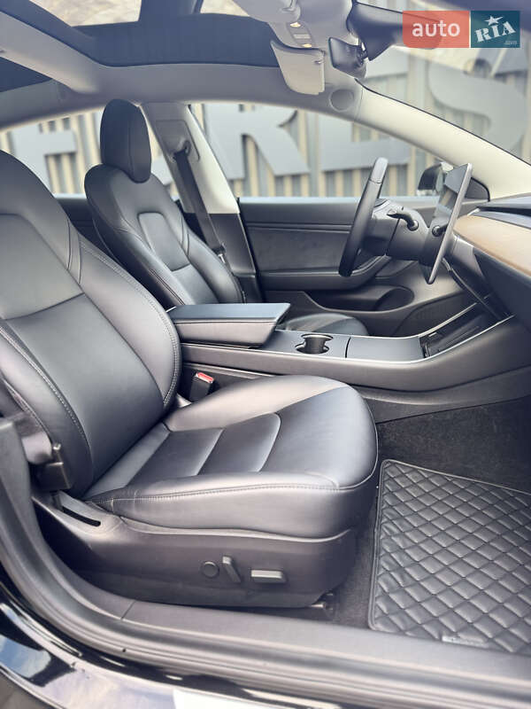 Седан Tesla Model 3 2019 в Виннице