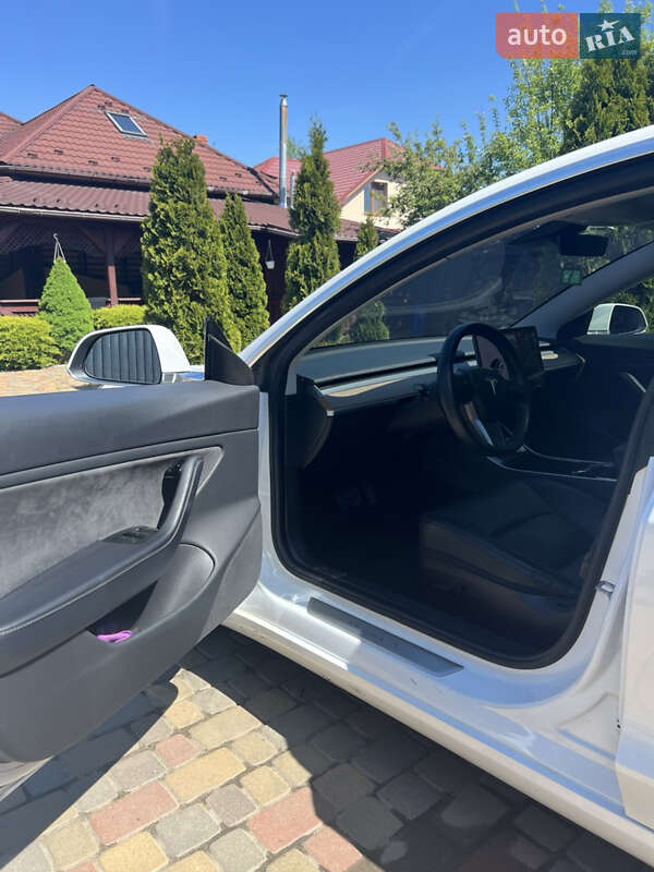 Седан Tesla Model 3 2019 в Ужгороде