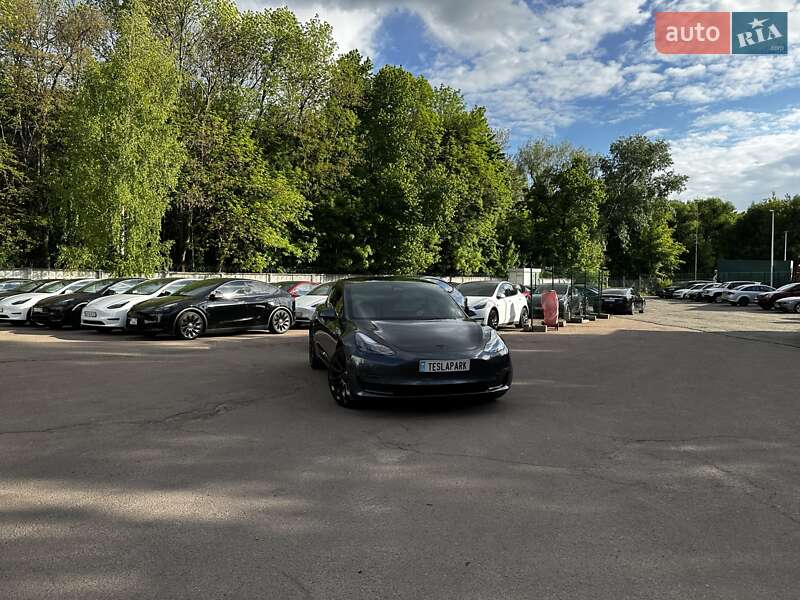 Седан Tesla Model 3 2023 в 