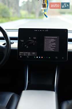 Седан Tesla Model 3 2019 в 