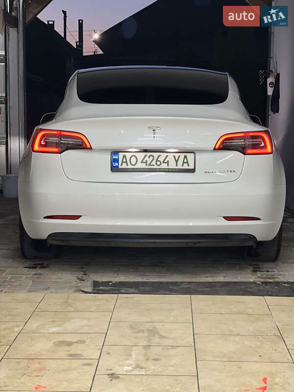 Седан Tesla Model 3 2019 в Ужгороде