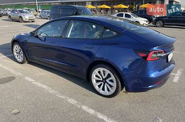 Седан Tesla Model 3 2022 в 