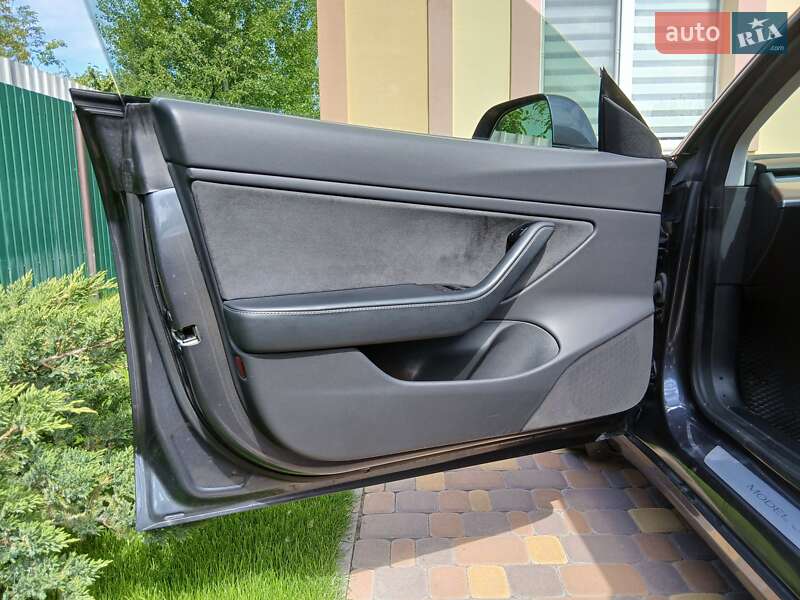 Седан Tesla Model 3 2019 в Киеве