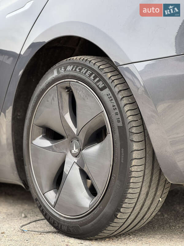 Седан Tesla Model 3 2019 в Ровно
