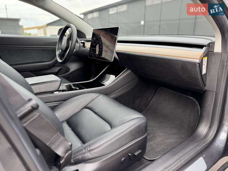 Седан Tesla Model 3 2019 в Рівному